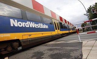Der Zweckverband Nahverkehr Westfalen-Lippe will den Verkehr stärker auf die Schiene verlagern. Mehr Züge bedeuten aber gleichzeitig mehr Wartezeiten an den geschlossenen Bahnschranken. - Sigurd Gringel