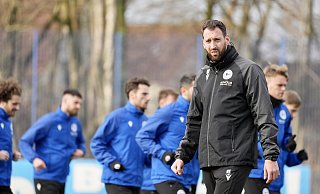 Arminias Cheftrainer Mitch Kniat leitete am Montagvormittag wie gewohnt das Teamtraining. - Peter Unger