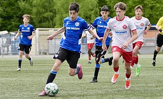 Christian Cilgin (am Ball) gewann mit seiner DSC-U15 mit 4:0 gegen die Sportfreunde Siegen. - Zobe