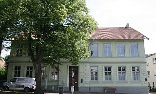 Die Stadtbücherei in Enger mache schon vieles richtig und gut, sagt Leiterin Laura Wagner. Es gebe aber noch Verbesserungspotenzial. - Pia Meyer zu Hoyel