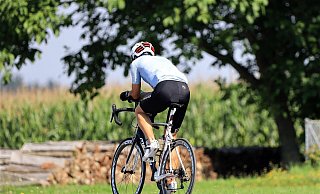 Auf einem Feldweg kommt es zum Zusammenstoß zwischen dem Rennradler und einer Fußgängerin. - (Symbolbild) Pixabay