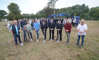 Symbolischer Akt: Im September 2022 markierten Vertreter von Stadt, Feuerwehr, Heimatverein und Baufirma mit Spaten den symbolischen Baubeginn für das Dorfzentrum in Lashorst. Für den Bau werden derzeit die letzten Gewerke vergeben. - Joern Spreen-Ledebur