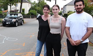 Nina Fisher (v.l.), ihre Tochter Lara Sophie und deren Freund Hamad an der Unfallstelle. Sie gehörten zu den ersten Personen am Unfallort und leisteten Erste Hilfe. - Christian Grospitz