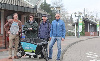Gähnende Leere: Thomas Dippert (v.l.), Astrid Mulch, Gerold Haug und Jörg Zander auf dem alten ZOB. - Ulf Hanke