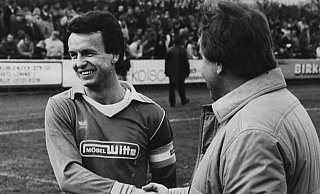 Willkommen: Manfred Meyer (r.), damaliger Vorsitzender des FC Gohfeld, schüttelt Klaus Wunder die Hand. - Martin Pieck