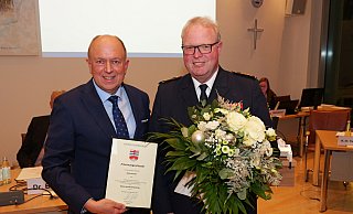 Landrat Christoph Rüther überreicht Elmar Keuter die Ernennungsurkunde zum Ehrenkreisbrandmeister. - © 2023 Ralph Meyer. Alle Inhalte urheberrechtlich geschützt.
