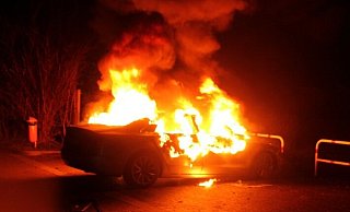Der Audi brannte auf dem Parkplatz des Handwerkbildungszentrums vollständig aus. - Polizei Minden-Lübbecke