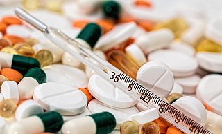 Medikamente sind bunt und ihre Verpackungen knistern - das macht viele Kinder neugierig. Eine Einnahme kann für sie aber schnell lebensgefährlich werden. - Pixabay (Symbolfoto)