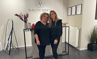 Friseurmeisterin Didem Yerlikaya (r.) hat in Herringhausen einen neuen Friseursalon eröffnet - mit Mitarbeiterin Sina Wendrich. - Sevim Hangül