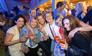 Beste Stimmung herrscht in der Paderborner Almhütte. - Niklas Tüns