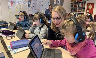 Mit dem iPad zu lernen, motiviert Lisa (vorne) und ihre Klassenkameraden. Dass die Kinder alle ein eigenes Gerät haben, mache das Arbeiten damit deutlich effizienter, sagt Lehrerin Gudrun Buschmeier (2.v.r.). - Ivonne Michel