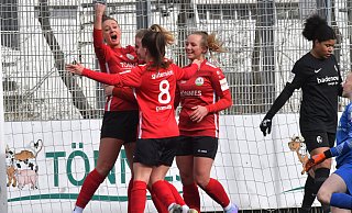 Torschützin Shpresa Aradini bejubelt den Treffer zum 2:1 für den FSV Gütersloh im Spiel gegen den SC Freiburg II. - Jens Dünhölter