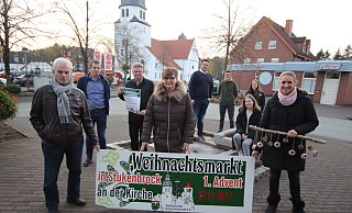 Machen Lust auf den Weihnachtsmarkt in Stukenbrock: Mitglieder der Ortsgemeinschaft Stukenbrock, des Jugendparlamentes und des Gymnasiums und Daniela Wallas (Kita St. Elisabeth), die einige Vogelplätzchen mitgebracht hat - Sigurd Gringel