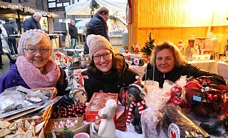 Irmgard Tolzmann aus Melle (v. l.), die DRK-Vorsitzende Tanja Tolzmann und Marianne Scherf aus dem DRK-Kleiderstübchen bieten selbstgemachtes Kreatives an. - Regina Brucksch