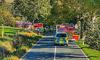 Die Kreisstraße 50 war mehr als zwei Stunden wegen des Unfalls gesperrt. - Feuerwehr Brakel