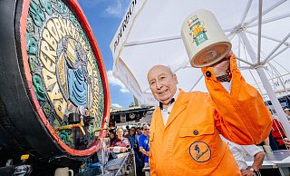 Heute ist Diethelm Temme 83 Jahr alt und geht immer noch gerne zur Bierbrunnen-Eröffnung. Die orangefarbene Jacke der Paderborner Brauerei von damals hat er als Erinnerungsstück aufbewahrt. - Besim Mazhiqi