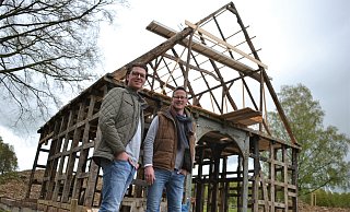 Jan (l.) und Christoph Nobbe vor dem "neuen" Fachwerkhaus auf ihrem Grundstück. Ende des Jahres muss es fertig sein, dann läuft die Förderung aus. - Meiko Haselhorst
