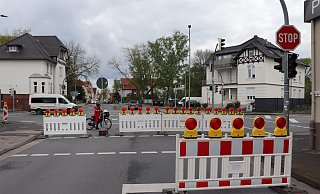 Seit Donnerstag ist der Hellweg zwischen der Kreuzung gesperrt. Dort sind die Ampeln nach einem Unfall seit 24. März ausgefallen. Am Mittwoch stießen zwei Autos auf der Kreuzung zusammen. - Marion Pokorra