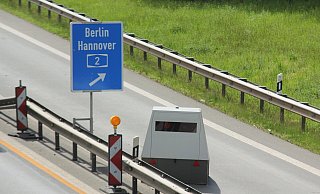 Der Blitzer am Autobahnkreuz Bad Oeynhausen ist ein ähnliches Modell wie das in Löhne besprühte Messgerät. - Ulf Hanke