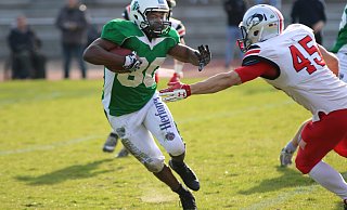 Nur schwer zu stoppen: T.J. Richardson (l.) ist zurück bei den Bielefeld Bulldogs. Foto: Andre Zarnke - Andre Zarnke