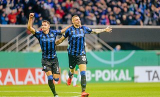 Marvin Pieringer (l.) und Felix Platte freuen sich hier über das 1:0 gegen Werder Bremen. Die Erfolgsstory soll in Braunschweig fortgesetzt werden. - Besim Mazhiqi