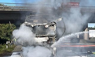 Auf der A2 brannte ein Lkw, die Rauchsäule war weithin sichtbar. - Claus Frickemeier