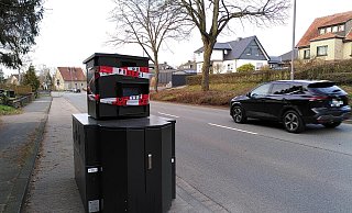 Der Kreis Herford möchte einen mobilen Blitzer anschaffen. Für eine Testphase wurde das Gerät an der Ernst-Reuter-Straße aufgestellt. Das Foto zeigt das Gerät jedoch an einer Straße im benachbarten Löhne. - Judith Gladow