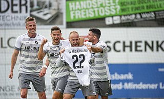 Jubel beim SV Rödinghausen: Patrick Kurzen (2. v.r.) hat soeben zum 2:0 getroffen und widmete den Treffer dem verletzten Julian Wolff, dessen Trikot er zur Tribüne hin zeigt. Daniel Flottmann (v. l.), Kevin Hoffmeier und Damjan Marceta freuen sich mit ihm. - Joel Beinke