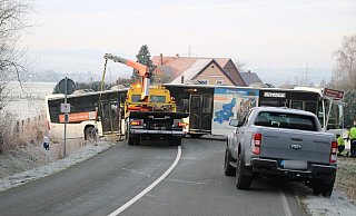 Der Bus war bei einer Leerfahrt in den Graben gerutscht. - Maximilian Hampel