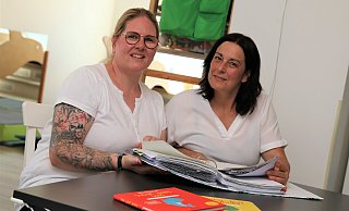 Für den Beruf als Tagesmütter in Paderborn werben Kathrin Heger (l.) und Natalie Schmitz. - Rajkumar Mukherjee