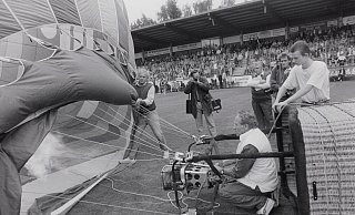 So war es vor dem DFB-Pokalspiel des FC Gütersloh gegen den VfB Stuttgart. Gustav Vornbäumen bläst im rappelvollen Heidewaldstadion seinen Ballon auf – und nimmt den Autoschlüssel seines Bullis mit in die Luft. - Vornbäumen