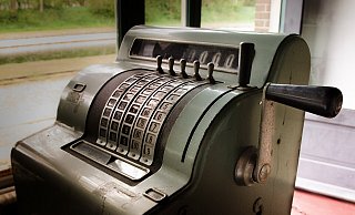 Während ein Mann die Ablenkung übernimmt, greifen Komplizen in die Ladenkasse. - (Symbolbild) Pixabay