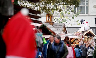 Passanten besuchen am 4. November den Weihnachtsmarkt in Essen-Steele. - Roland Weihrauch