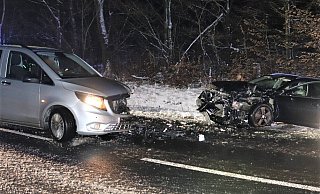 Auf der L951 prallten zwei Autos frontal aufeinander. - Polizei