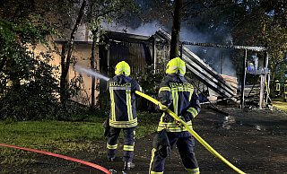 Mehr als 100 Einsatzkräfte aus Rheda-Wiedenbrück waren vor Ort, um das Feuer zu löschen. - NW