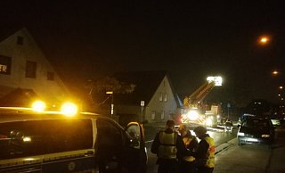 Die Feuerwehr hat die Unfallstelle am Zebrastreifen vor der ehemaligen Gaststätte Huxold für die Polizei ausgeleuchtet. - Ulf Hanke