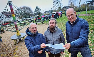 Bezirksbürgermeister Jesco von Kuczkowski (l.) und Sozialdezernent Ingo Nürnberger (r.) zeigten Martin Meier (Mitte), Initiator der Petition zum Erhalt der Fläche an der Heuberger Straße, wo genau die Kita hinkommen soll. Trotz Regen kamen etwa 50 Nachbarn, um Kritik zu äußern und Alternativen zu diskutieren. - Barbara Franke