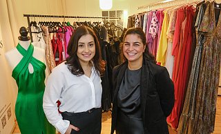 Emel Tumay (links) bietet mit "e-dress" Kleidung zur Miete an. Gemeinsam mit Tijen Sagir von "bridalism" hat sie einen Showroom an der Bahnhofstraße. - Andreas Zobe
