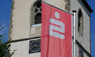 Noch weht gegenüber des Kirchturms in Peckelsheim die Sparkassenflagge. Eine Garantie, dass es so bleibt, gibt es nicht. - Burkhard Battran Noch weht gegenüber des Kirchturms in Peckelsheim die Sparkassenflagge. Eine Garantie, dass es so bleibt, gibt es nicht. - Burkhard Battran
