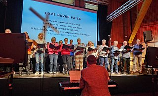 Der Chor One Voice der ev. Martins-Kirchengemeinde überzeugte mit drei englischsprachigen Liebesliedern das Publikum. - Alexandra Stratmeier