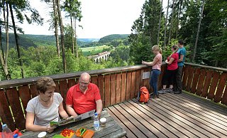 Der Paderborner Höhenweg bietet eine schöne Aussicht auf Neuenbeken und das Kleine Viadukt. - Reinhard Rohlf