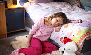 In der Zeit von Januar 2018 bis zum November 2020 kam es bei Übernachtungen bei mindestens 23 Gelegenheiten zu sexuellen Übergriffen des Vaters auf die zunächst zwölf Jahre alte Tochter Pia. - www.polizei-beratung.de