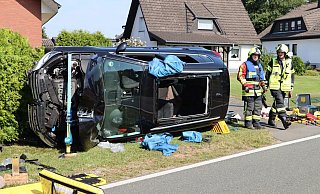 Ein Leichtverletzter und mehrere Tausend Euro Sachschaden sind das Ergebnis eines Verkehsunfalls in Hövelhof-Espeln. - Feuerwehr