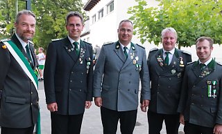 Großen Applaus der Schützen erhalten die Vorstandsmitglieder für die geleistete Arbeit in schwieriger Zeit. Zahlmeister Christian Koch (v.l.), Geschäftsführer Markus Landerbarthold, Vorsitzender Christian Landerbarthold, Major Eike Kramer und stellvertretender Vorsitzender Patrick Bockwinkel. - Knut Dinter