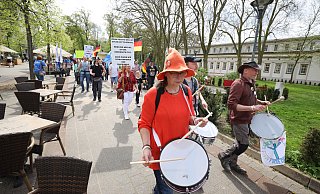 Gleich drei Trommler marschierten bei der dritten Querdenker-Demo in Bad Oeynhausen in diesem Jahr vorneweg. - Jörg Stuke