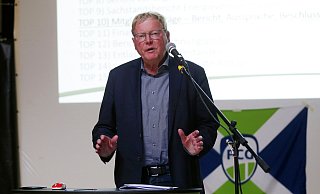 Hermann Korfamacher hat sich für den FC Gütersloh stark gemacht, so wie bei der Jahreshauptversammlung 2019. Heute wird er 80 Jahre alt. - Henrik Martinschledde