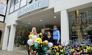 Das Schuhhaus Schmidt wird 90: Geschäftsführerin Claudia Scheu (r.) mit ihren qualifizierten Fachverkäuferinnen Anne Hüllhorst-Thomas (v. l.), Tanja Haurtmann und Melanie Hauptmann, die auf Lurchi, dem gelb-schwarzen Salamander Platz genommen hat. - Heike von Schulz