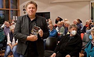 Krimiautor Klaus Stickelbroeck kommt mit seiner leicht schnoddrigen Art bei Publikum der Lesung im katholischen Gemeindehaus St. Michael in Oerlinghaues gut an. - Gunter Held