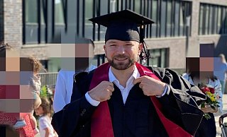 Lawend Saeed ist endlich Arzt: Vor wenigen Wochen hat er in Hamburg seine lang ersehnte Approbationsurkunde erhalten. Ab Herbst will er als Assistenzarzt arbeiten. - Lawend Saeed
