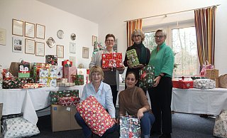 Petra Krüger und Rafah Jelli (1. Reihe v.l.) Annemarie Becker, Sigrid Maslowski und Heidi Wendt (2. Reihe v.l.) von der DRK-Kleiderkammer in Espelkamp sind bereit für die Bescherung. - Klaus Frensing